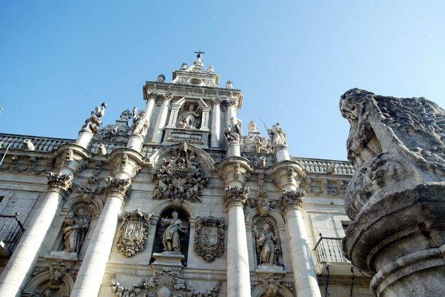 Nombramiento de funcionarios de carrera Auxiliar Administrativo UVA